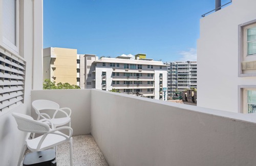 Miramar Apartment | Balcony With Views | King-Sized Bed | Free Parking