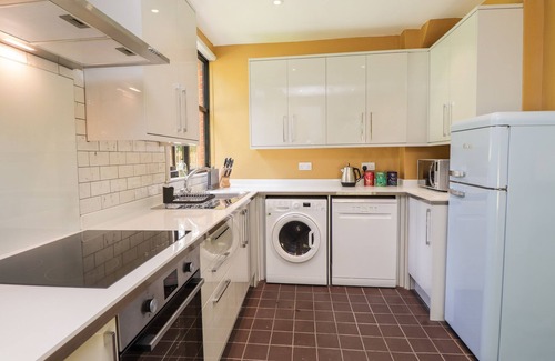 Loughton Cottage | BALDWIN’S HILL COTTAGE, pet friendly, with open fire in Loughton