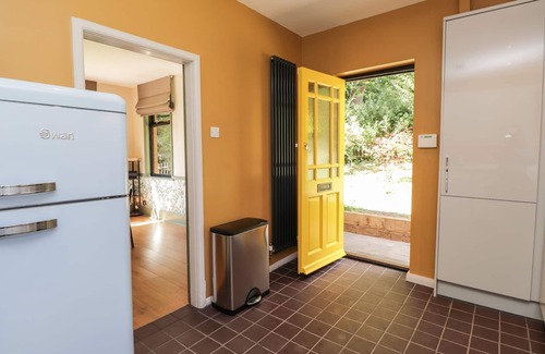 Loughton Cottage | BALDWIN’S HILL COTTAGE, pet friendly, with open fire in Loughton