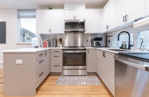 West Woodland House | Ballard's Pet-Friendly Mid Century Home + Rooftop Deck