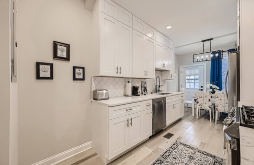 Canton House | BALTIMORE ROWHOUSE CLOSE TO WATER KING BED PARKING