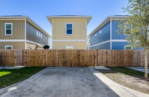 South Pensacola House | Banana Cream Pie - Beach, Family Park, Downtown Pensacola. Perfect location!