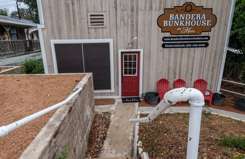 Bandera Hotel | Bandera Bunkhouse On Main #4
