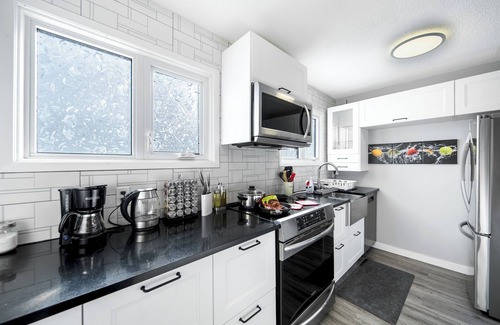 Winnipeg House | Banff-Themed King Size Retreat