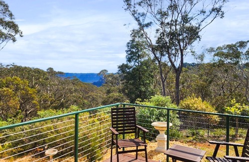 Blue Mountains City Council House | Banksia Tops with views to The Three Sisters