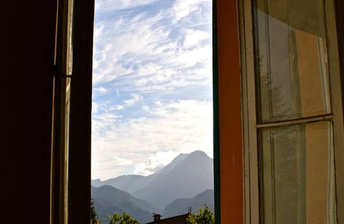 Mologno Apartment | Bargabellavista: sleeps 8 in 3 bedrooms, 2 bathrooms, large garden and parking