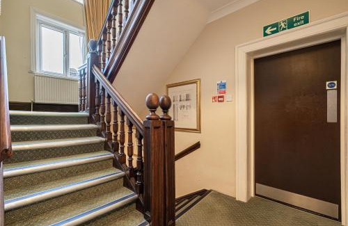 Crawley Hotel | Barrington Lodge