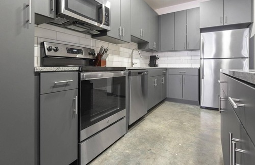 DeBaliviere Place Apartment | Barsala l 1BD Located in Central West End