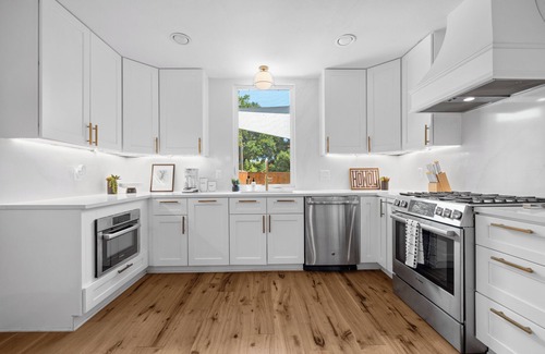 Barton Hills House | Barton Hills Getaway + Patio - Juniper!