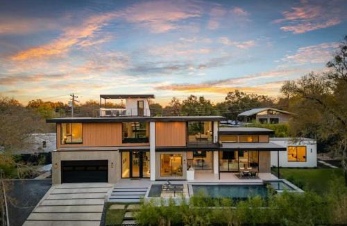 Barton Hills House | Barton Springs Luxe Heated Pool Spa Sleeps 16