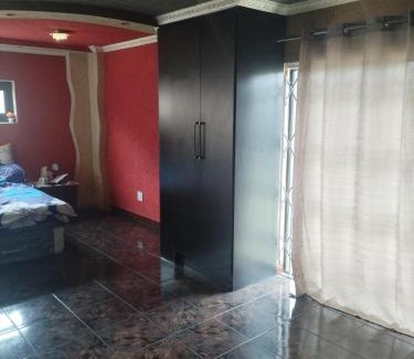Greater Johannesburg Metropolitan Area House | Bashkaguesthouse