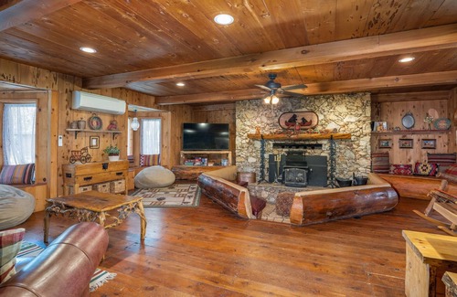 Wishon Cabin | Bass Lake's FunkyButt Cabin - Pet Friendly w/ Hot Tub, firepit, and more!