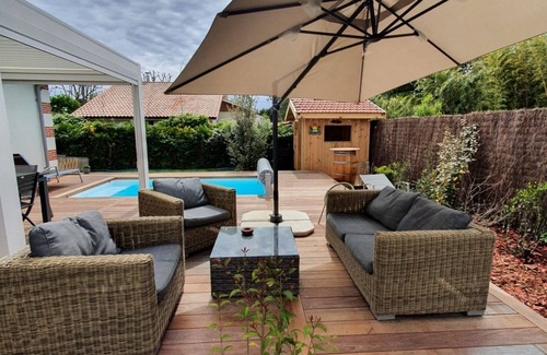 Andernos-les-Bains Villa | Bassin-side villa with pool