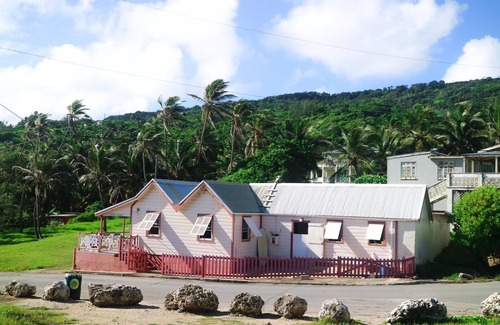 Hill Crest Cottage | Bathsheba, 4 Bedroom Oceanside Family Getaway. Walk to beach and Soup Bowl.