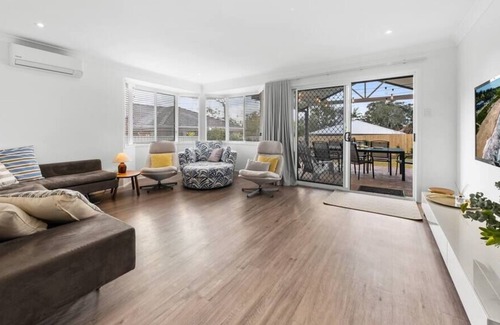 Bateau Bay House | Bay Breeze - An impressive Family Home within walking distance to Bateau Bay bea