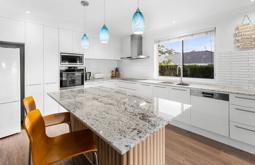 Bateau Bay House | Bay Breeze - An impressive Family Home within walking distance to Bateau Bay bea