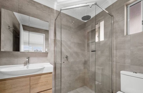 Bateau Bay House | Bay Breeze - An impressive Family Home within walking distance to Bateau Bay bea