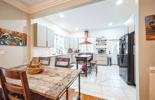 Johns Island House | Bay Breeze Manor: Waterfront, Pool & Hot Tub, Game Room!