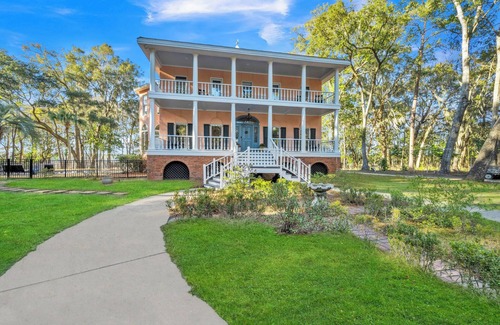 Johns Island House | Bay Breeze Manor: Waterfront, Pool & Hot Tub, Game Room!