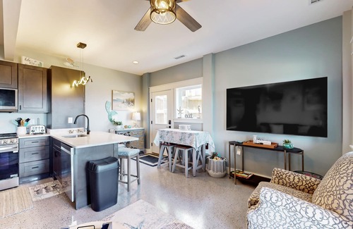 Colington Harbour Condo | Bay-view 1BR with outdoor shower and fishing access