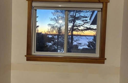 Queensland House | Bay views, trails, beaches, fresh air & quality well water. Monthly Rentals!