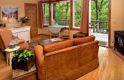 Eureka Springs House | Bayberry Cottage- Looks Out on Private Lake