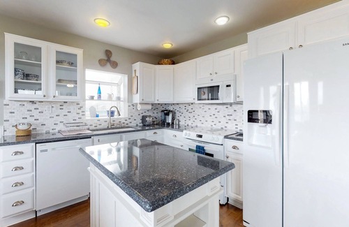 Westport House | Bayfront guest house - amazing view of Westport Marina, near Float 3 & museum