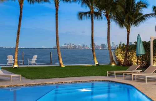 Seybold Villa | Bayfront Villa Heated Pool Amazing Views and Beach Access
