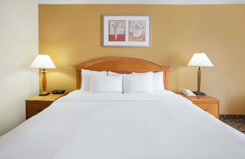 Canton Hotel | Baymont by Wyndham Canton