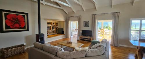Knysna Apartment | BayView Sunset Villa on Thessen! Large one bedroom unit with King Bed and Sofa bed