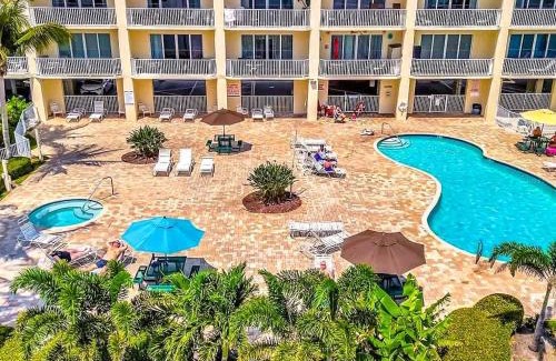 St. Petersburg - Clearwater Apartment | Bayview Sunsets Gym HOT TUB Pool BBQ RUM Bar