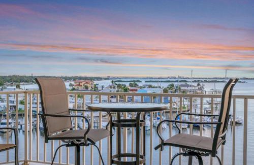 St. Petersburg - Clearwater Apartment | Bayview Sunsets Gym HOT TUB Pool BBQ RUM Bar