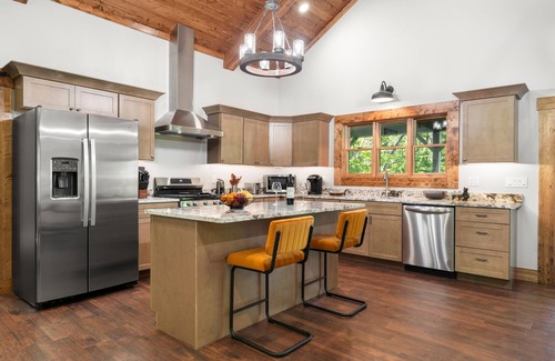 Skyland Cabin | Be the 1ST! NEW CONSTRUCTION 2023~LUXURY~Mtn Views~Hot Tub~Close to Everything!