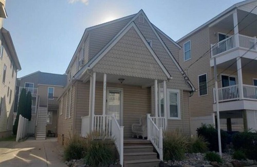 Wildwood Cottage | Beach and Boardwalk 1.5 blocks. Lots of room w/plaza and private porch.