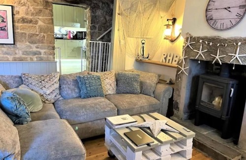 Robin Hood's Bay House | Beach cottage + patio & parking, 2 minutes walk to beach!