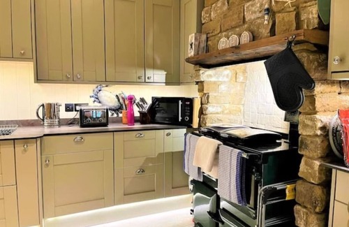 Robin Hood's Bay House | Beach cottage + patio & parking, 2 minutes walk to beach!