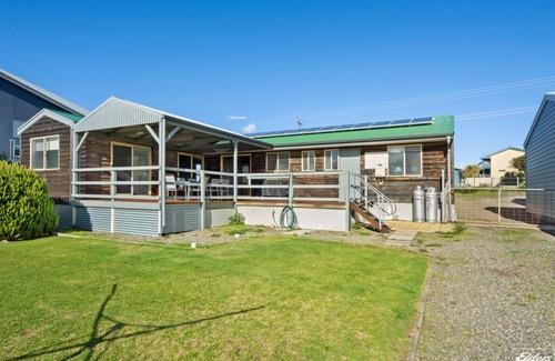 Middleton House | Beach Cottage - One Street to Beach, Recently Renovated Holiday Home