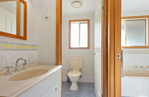 Middleton House | Beach Cottage - One Street to Beach, Recently Renovated Holiday Home