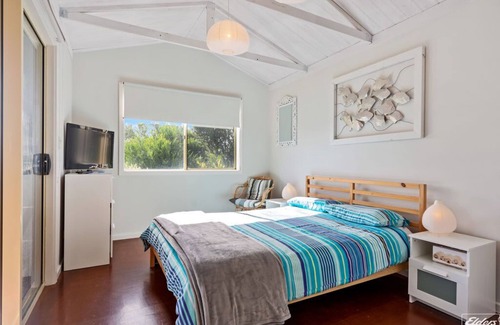 Middleton House | Beach Cottage - One Street to Beach, Recently Renovated Holiday Home