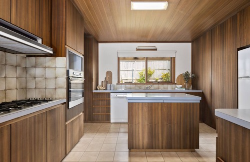 Queenscliff Cottage | Beach Front. Bikes, kayaks, paddle board, boogie boards, snorkeling gear & more.