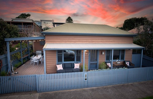 Queenscliff Cottage | Beach Front. Bikes, kayaks, paddle board, boogie boards, snorkeling gear & more.