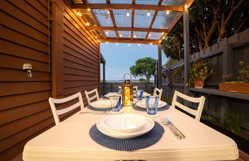 Queenscliff Cottage | Beach Front. Bikes, kayaks, paddle board, boogie boards, snorkeling gear & more.