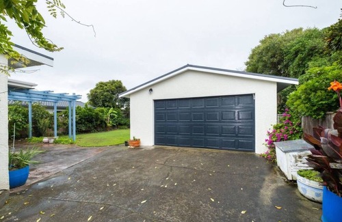 Haumoana Villa | Beach-front Bliss: Coastal Paradise Awaitsn