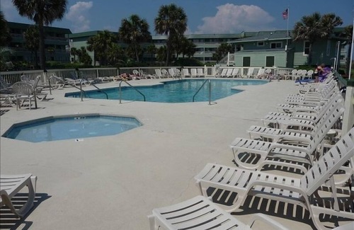 Isle of Palms Villa | Beach Front Condo with Pool and Ocean View-Fall Special Ratennnnnnnnnnnn Special