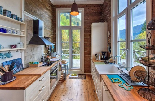 Vaksdal Municipality House | Beach front home in Vaksdal with house sea view