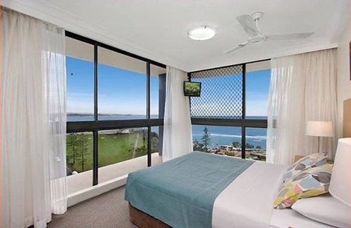 Coolangatta Resort | Beach front unit Coolangatta, available 17th to 24th December 2022