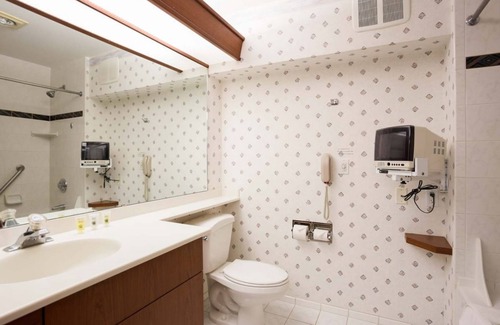 Ocean Shores Hotel | Beach Getaway Starts Here! Two Comfy Units for 8! Pool
