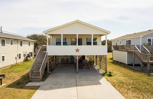Nags Head House | Beach getaway! Walk to beach, hot tub, near shops