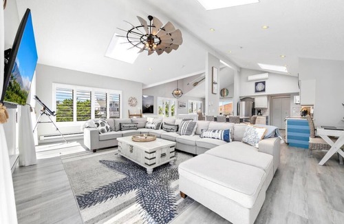 Peahala Park House | Beach Haven Park 4 Bed, 3.5 Bath Reverse Living, Beach Block, Heated Pool