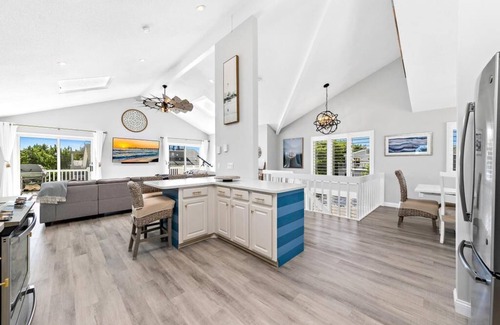 Peahala Park House | Beach Haven Park 4 Bed, 3.5 Bath Reverse Living, Beach Block, Heated Pool